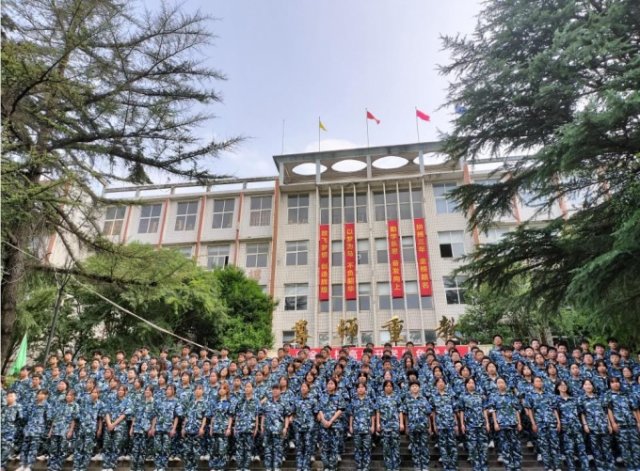 河南省三門峽黃金工業(yè)學(xué)校開展“熱血青春，乘風(fēng)破浪”夏令營(yíng)活動(dòng)