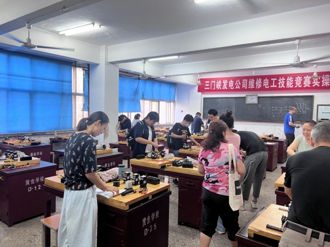 以,賽促,學(xué),學(xué)促,練,校企,合作,共同發(fā)展,。, . 以賽促學(xué) 以學(xué)促練  校企合作 共同發(fā)展