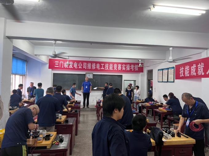 以,賽促,學(xué),學(xué)促,練,校企,合作,共同發(fā)展,。, . 以賽促學(xué) 以學(xué)促練  校企合作 共同發(fā)展