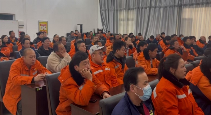 助推,企業(yè),創(chuàng),新發(fā)展,黨校,分校,“,送教入企, . 助推企業(yè)創(chuàng)新發(fā)展 黨校分?！八徒倘肫蟆? src="/uploads/allimg/250402/1-25040214521T06.jpg"    /></p>

<p>在基層管理者培訓中，黨校分校將企業(yè)實際需求和當前科技熱點有機結(jié)合，將基層管理者的創(chuàng)新思維重塑與 AI 技術(shù)在班組管理場景的深度融合設(shè)定為核心培養(yǎng)目標。并通過創(chuàng)新思維培養(yǎng)、創(chuàng)新能力塑造和AI工具管理場景演練等方式，引導參訓學員實現(xiàn) "思維革新 - 方法迭代 - 效能提升" 的能力升級閉環(huán)，切實將創(chuàng)新理念轉(zhuǎn)化為優(yōu)化班組管理效能、激活基層組織活力的核心驅(qū)動力。</p>

<p>在基層員工培訓中，黨校分校將從“工人”到“工匠”的思維躍遷作為課程目標，并從認知、思想、行為、價值等多維度，引導基層員工從“認知提升”到“思想重塑”、從“精研業(yè)務(wù)”到“價值提升”、從“個人成長”到“企業(yè)發(fā)展”的思維躍遷，推動個人成長與企業(yè)發(fā)展形成價值共振，為企業(yè)高質(zhì)量發(fā)展注入持續(xù)動能。</p>

<p><img alt=