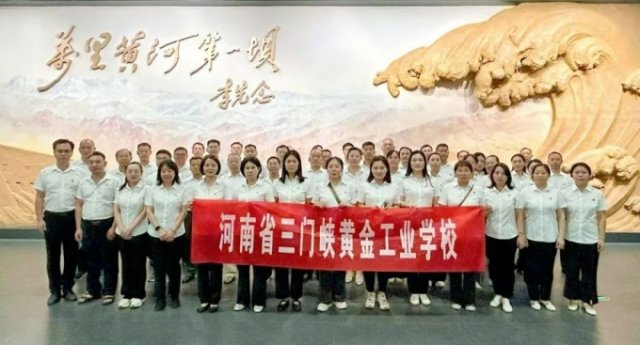 我校舉行慶祝建黨104周年暨“兩優(yōu)一先”表彰大會