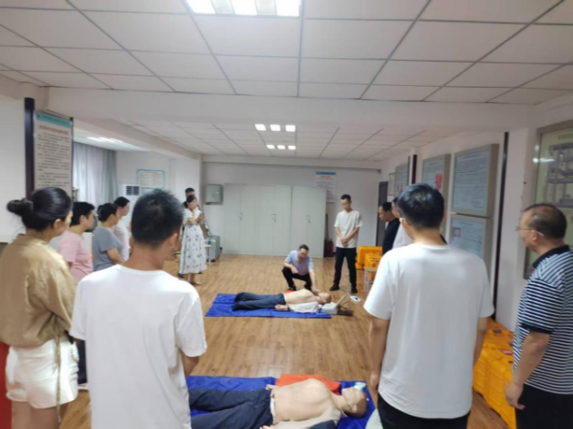 我校開展應(yīng)急技能培訓(xùn)